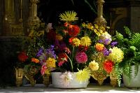 Blumenschmuck_Altar (c) pfarrbriefservice.de Blumenschmuck_Altar