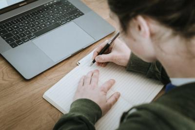 Frau macht Notizen (c) pfarrbriefservice.de Frau macht Notizen