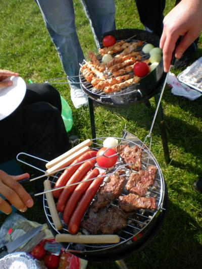 Grillen (c) David Hassenforder_pfarrbriefservice.de Grillen