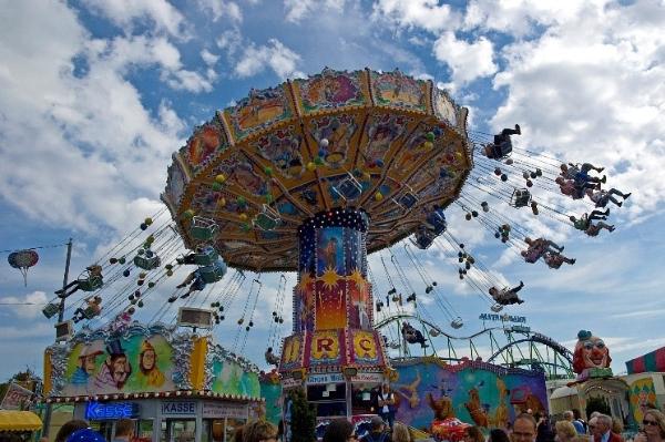 Karussel_Wiesn (c) pfarrbriefservice.de Karussel_Wiesn