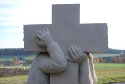 Kreuz tragen (c) pfarrbriefservice Kreuz tragen