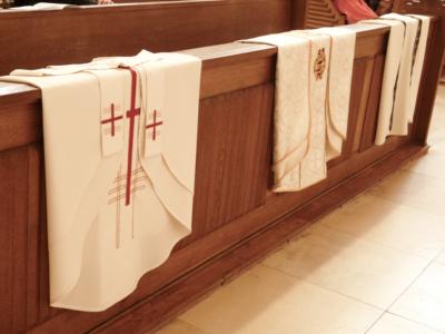 Priestergewänder (c) pfarrbriefservice.de Priestergewänder