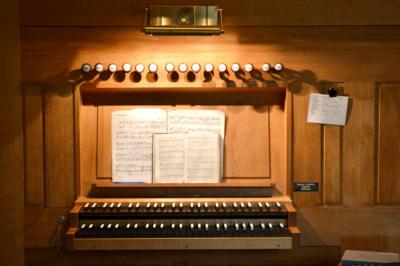 Pult Kirchenorgel (c) by_ute_quaing_pfarrbriefservice.de Pult Kirchenorgel