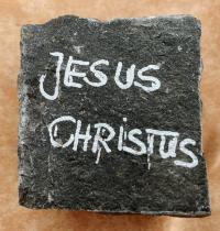 Schild_Schiefer_Christus (c) pfarrbriefservice.de Schild_Schiefer_Christus