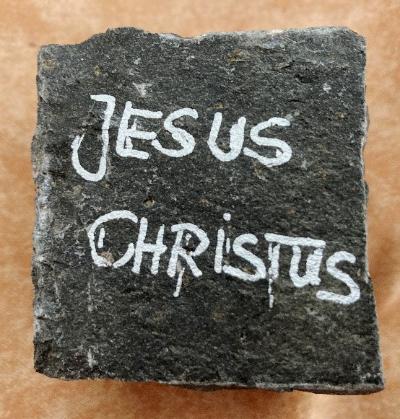 Schild_Schiefer_Christus (c) pfarrbriefservice.de Schild_Schiefer_Christus