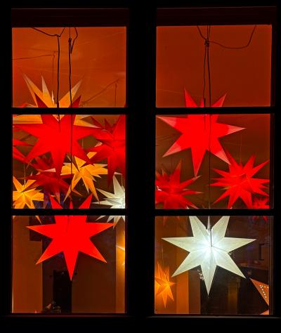 Sternenfenster (c) by_Christiane_Raabe_pfarrbriefservice.de Sternenfenster