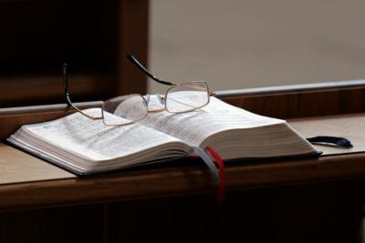 brille_gotteslob_pfarrbriefservice (c) pfarrbriefservice.de brille_gotteslob