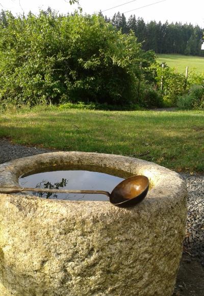 brunnen_schoepfen (c) pfarrbriefservice.de brunnen_schoepfen