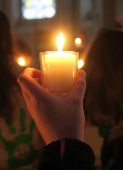 Ein Licht für den Frieden (c) by_Christiane_Raabe_pfarrbriefservice.de Ein Licht für den Frieden