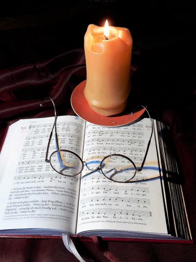 Gotteslob, Kerze, Brille