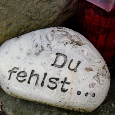 grabstein_du_fehlst (c) by_peter_weidemann_pfarrbriefservice.de grabstein_du_fehlst