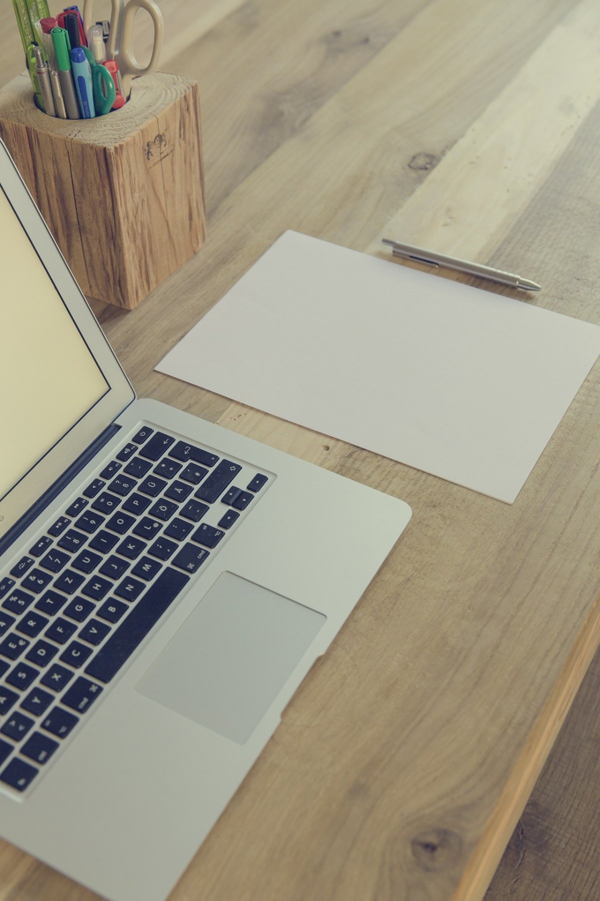 Büroarbeit am Schreibtisch (c) @markusspiske; Quelle: pixabay.com