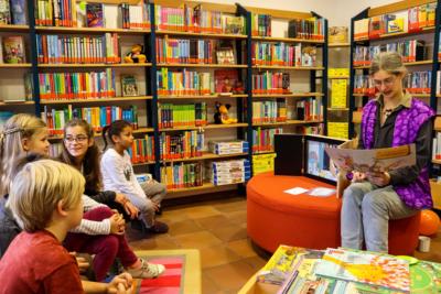 vorlesen (c) by_borromaeusverein_pfarrbriefservice.de vorlesen