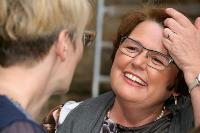 zwei_frauen_im_gespraech (c) pfarrbriefservice.de zwei_frauen_im_gespraech