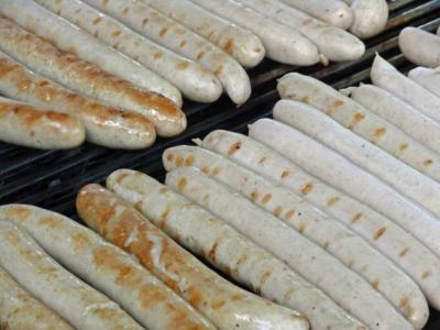 wuerstchen_auf_grill (c) pfarrbriefservice.de wuerstchen_auf_grill